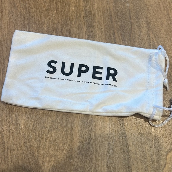 RETROSUPERFUTURE CLASSIC SUNGLASSES - DISCONTINUED COLORWAY WHITE TORTOISESHELL. - Picture 5 of 11